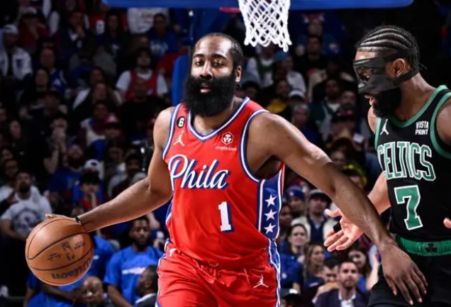  恩比德内线称霸，76人主场轻取尼克斯队
