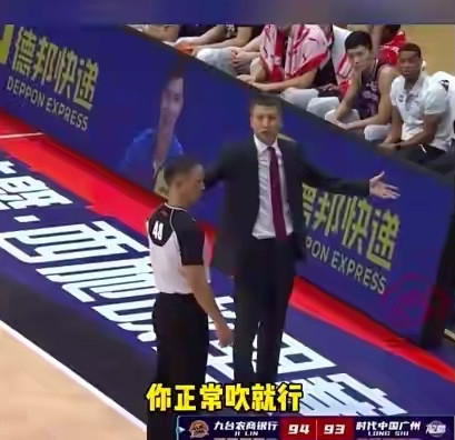  裁判判罚引发争议，赛后采访暗流涌动