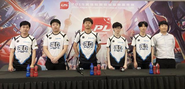  默契配合显神威，战队逆袭挺进季后赛  