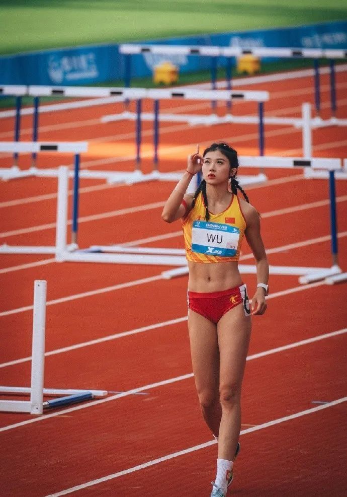  电竞女神飒爽英姿征服赛场内外