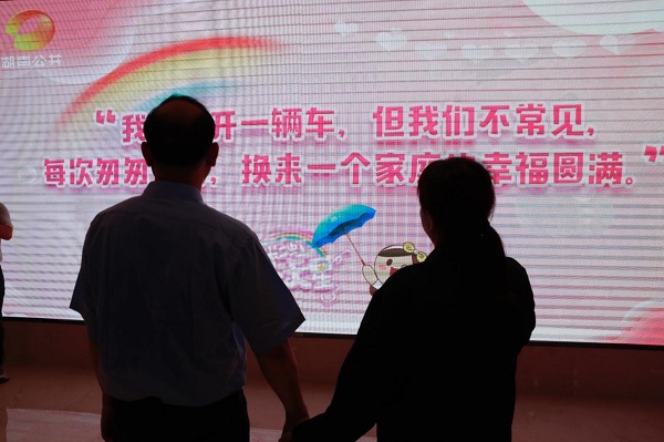  公益足球进校园，明星球员亲自授课