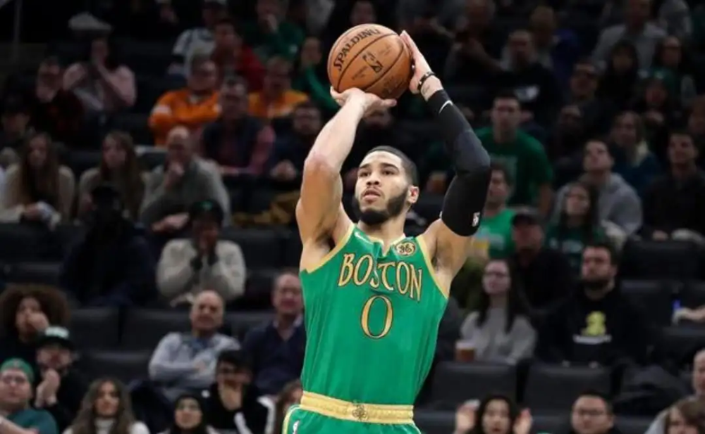  塔图姆末节爆发绿军加时险胜雄鹿