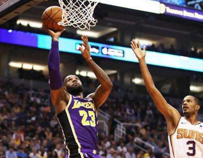  布克砍下四十分太阳炙烤湖人防线