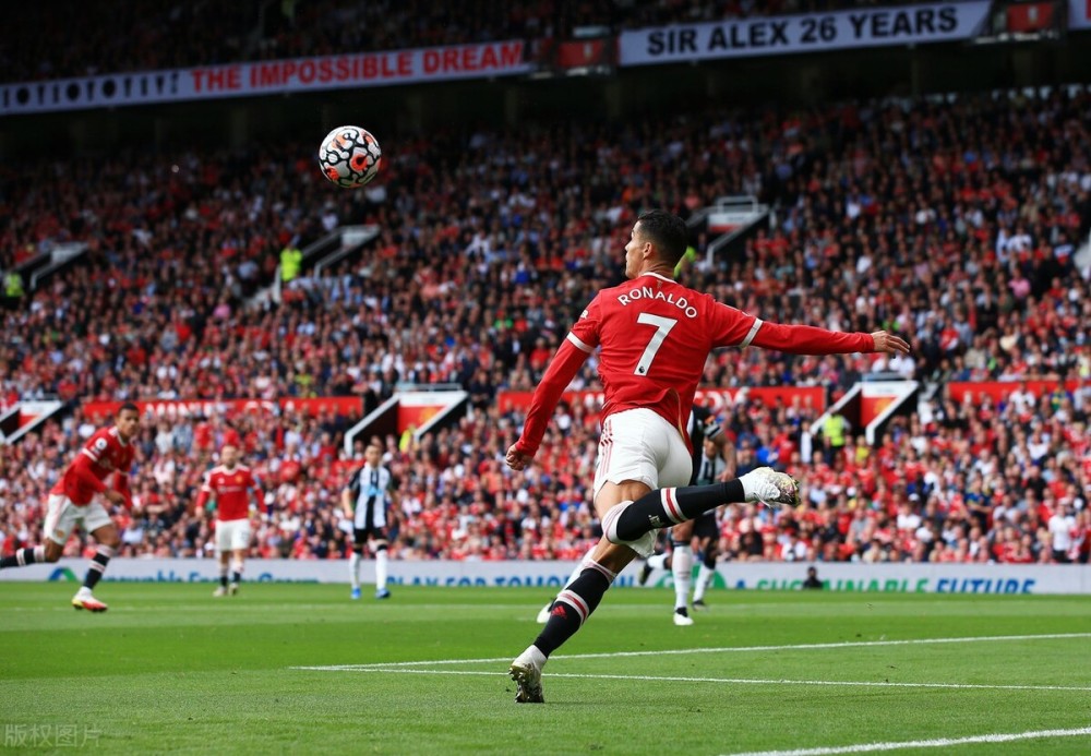  巴黎圣日耳曼主场大胜登顶