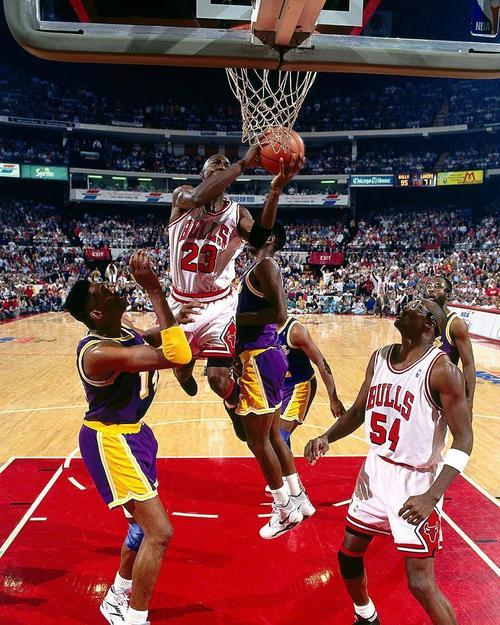  扣篮大赛激情上演，空中飞人争夺桂冠